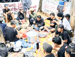 Pasca Aksi Unjuk Rasa Di Gedung DPR/MPR RI, Polisi Borong Tahu Pedagang, Dibagikan ke Warga