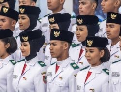 Pelajar SMA Negeri 8 Jayapura Pembawa Baki Penurunan Bendera Merah Putih HUT RI Ke-81