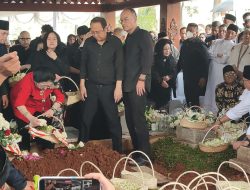 Megawati Soekarnoputri Tabur Bunga di Pusara Guruh Soekarnoputra