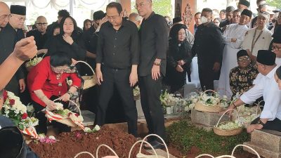 Megawati Soekarnoputri Tabur Bunga di Pusara Guruh Soekarnoputra
