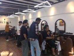Warga Gowa Rame-Rame Cukur Gundul Rasa Syukur Bupatinya Ditersangkakan Kasus Korupsi