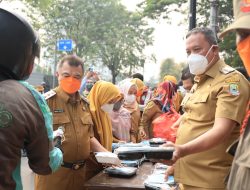 Peduli Warga di Tengah Erupsi Gunung Anak Krakatau, Wali dan Wawali Kota Bekasi Bagikan Masker dan Makanan