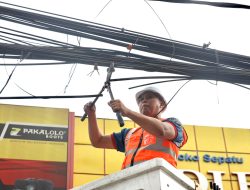 Naik Skylift, Tri Adhianto Potong Kabel Udara, Targetkan Penataan Ducting 3 Tahun Selesai