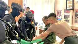 Brimob PMJ Patroli Cipta Kondisi, Bantu Pengemudi Ojol Kecelakaan