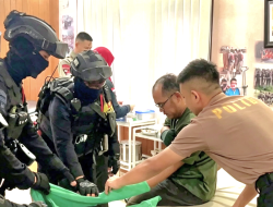 Brimob PMJ Patroli Cipta Kondisi, Bantu Pengemudi Ojol Kecelakaan
