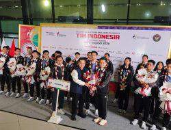 Kepulangan Atlet Bulu Tangkis dan Angkat Besi Disambut Pengalungan Bunga Oleh Menpora
