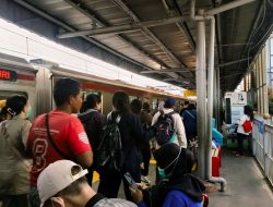 Penumpang Menumpuk di Tanah Abang Hingga Kebayoran Disore Hari akibat KRL Green Line Bermasalah 