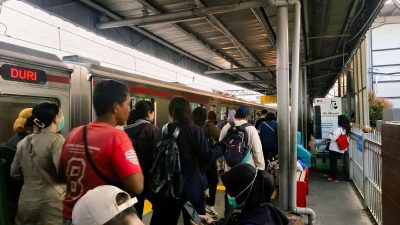 Penumpang Menumpuk di Tanah Abang Hingga Kebayoran Disore Hari akibat KRL Green Line Bermasalah 