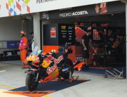 Kru MotoGP Tampak Sibuk di Sirkuit Mandalika Nusa Tenggara Barat