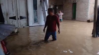 Lebih 100 Jiwa Dievakuasi Akibat Banjir Bandang di Padang
