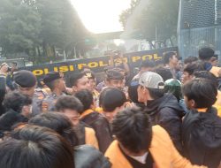 Demo Mahasiswa Coba Terobos Barrier Beton Menuju Istana Negara