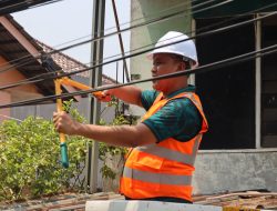 Wali Kota Bekasi Kembali Potong Kabel Udara Semrawut Jalan Pangeran Jayakarta