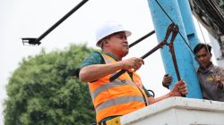 Wali Kota Bekasi Potong Kabel Udara di Pondok Gede, Ciptakan Jalan Lebih Rapi dan Nyaman