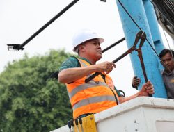 Wali Kota Bekasi Potong Kabel Udara di Pondok Gede, Ciptakan Jalan Lebih Rapi dan Nyaman