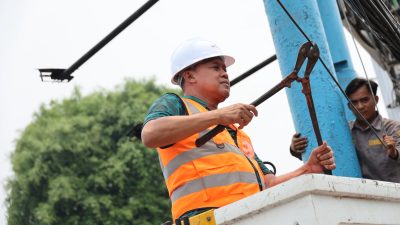Wali Kota Bekasi Potong Kabel Udara di Pondok Gede, Ciptakan Jalan Lebih Rapi dan Nyaman