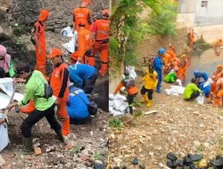 Petugas Gabungan Bersihkan Kali Gongseng di Pasar Rebo Jaktim